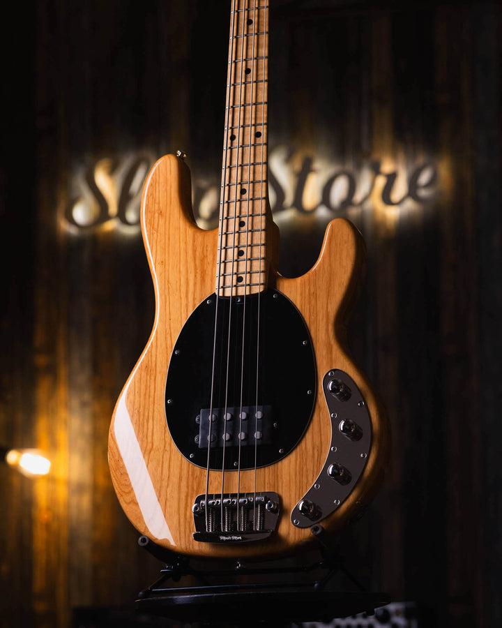Musicman Stringray 4 Natural 2007 - Bajo Eléctrico | Cuerpo • Modelo: Stingray Classic• Madera: Ash• Terminación: Natural, Gloss Brazo • Madera: Maple• Perfil: “C”• Terminación: Satin • Espaciado: 19 mm• Escala: 34” • Nuez: Hueso Diapasón • Madera: Maple•