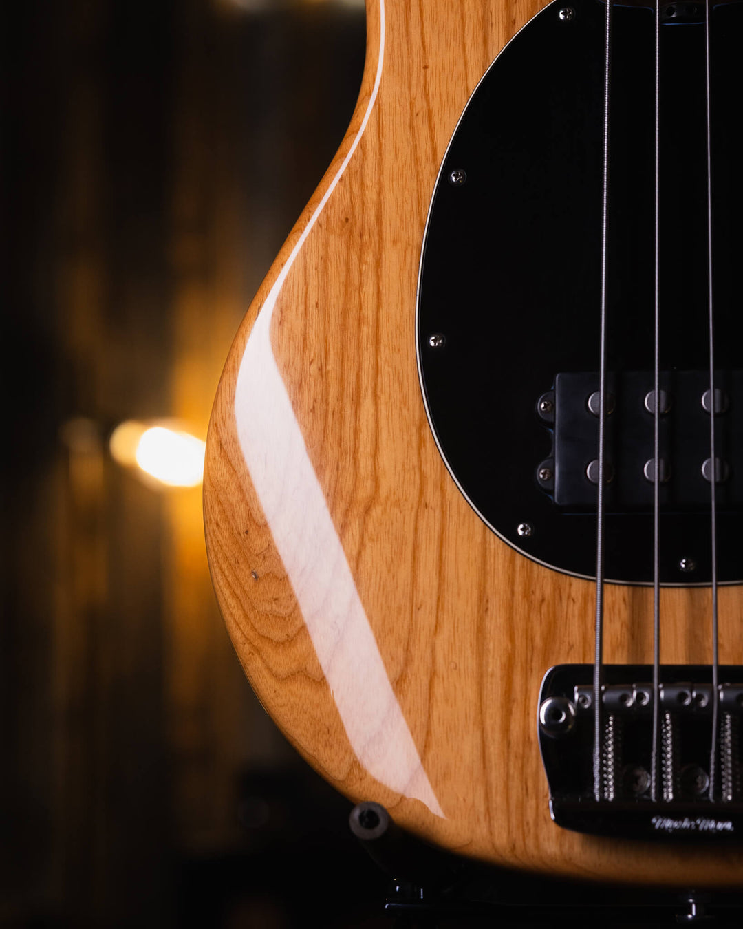 Musicman Stringray 4 Natural 2007 - Bajo Eléctrico | Cuerpo • Modelo: Stingray Classic• Madera: Ash• Terminación: Natural, Gloss Brazo • Madera: Maple• Perfil: “C”• Terminación: Satin • Espaciado: 19 mm• Escala: 34” • Nuez: Hueso Diapasón • Madera: Maple•