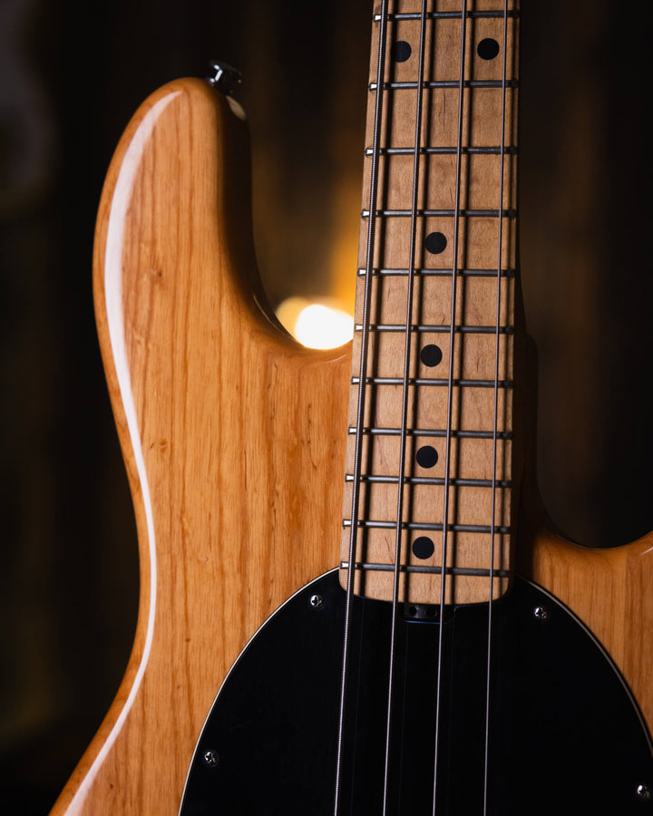 Musicman Stringray 4 Natural 2007 - Bajo Eléctrico | Cuerpo • Modelo: Stingray Classic• Madera: Ash• Terminación: Natural, Gloss Brazo • Madera: Maple• Perfil: “C”• Terminación: Satin • Espaciado: 19 mm• Escala: 34” • Nuez: Hueso Diapasón • Madera: Maple•