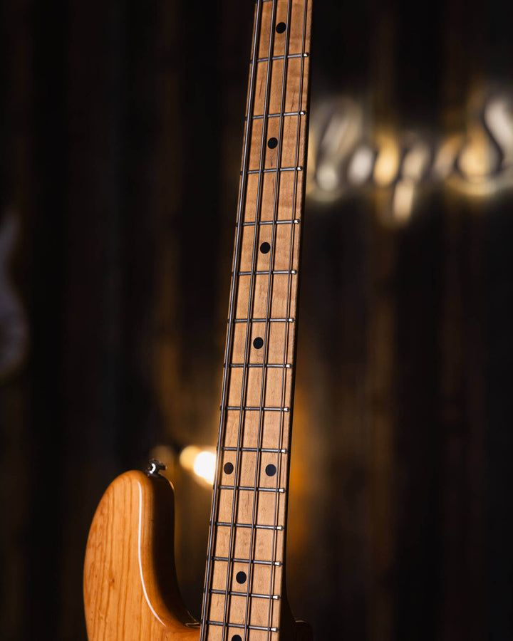 Musicman Stringray 4 Natural 2007 - Bajo Eléctrico | Cuerpo • Modelo: Stingray Classic• Madera: Ash• Terminación: Natural, Gloss Brazo • Madera: Maple• Perfil: “C”• Terminación: Satin • Espaciado: 19 mm• Escala: 34” • Nuez: Hueso Diapasón • Madera: Maple•