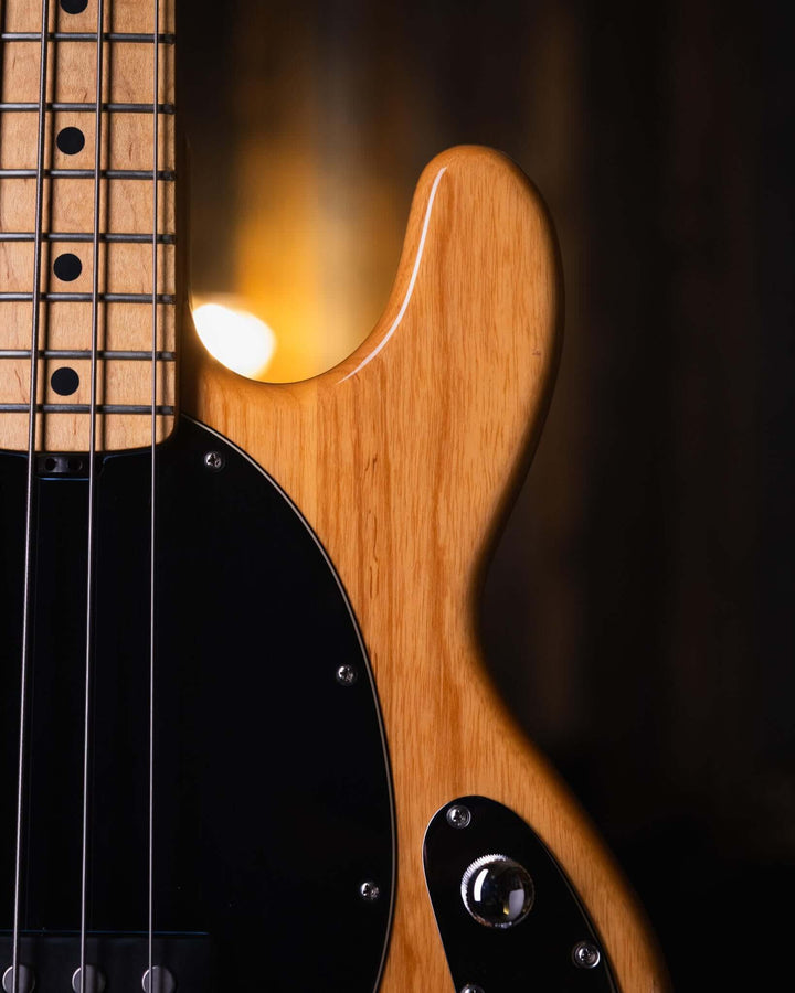 Musicman Stringray 4 Natural 2007 - Bajo Eléctrico | Cuerpo • Modelo: Stingray Classic• Madera: Ash• Terminación: Natural, Gloss Brazo • Madera: Maple• Perfil: “C”• Terminación: Satin • Espaciado: 19 mm• Escala: 34” • Nuez: Hueso Diapasón • Madera: Maple•