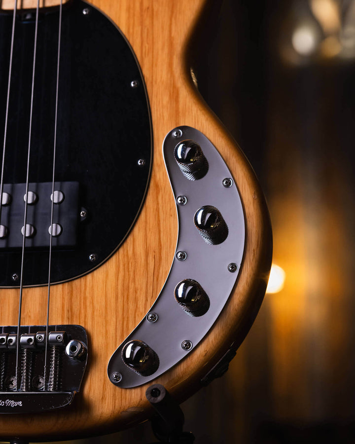 Musicman Stringray 4 Natural 2007 - Bajo Eléctrico | Cuerpo • Modelo: Stingray Classic• Madera: Ash• Terminación: Natural, Gloss Brazo • Madera: Maple• Perfil: “C”• Terminación: Satin • Espaciado: 19 mm• Escala: 34” • Nuez: Hueso Diapasón • Madera: Maple•