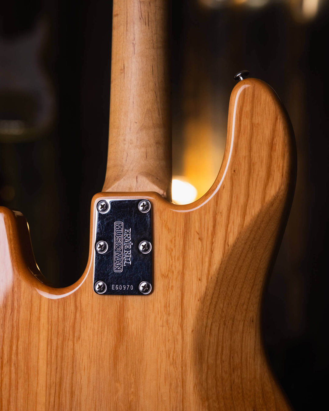 Musicman Stringray 4 Natural 2007 - Bajo Eléctrico | Cuerpo • Modelo: Stingray Classic• Madera: Ash• Terminación: Natural, Gloss Brazo • Madera: Maple• Perfil: “C”• Terminación: Satin • Espaciado: 19 mm• Escala: 34” • Nuez: Hueso Diapasón • Madera: Maple•