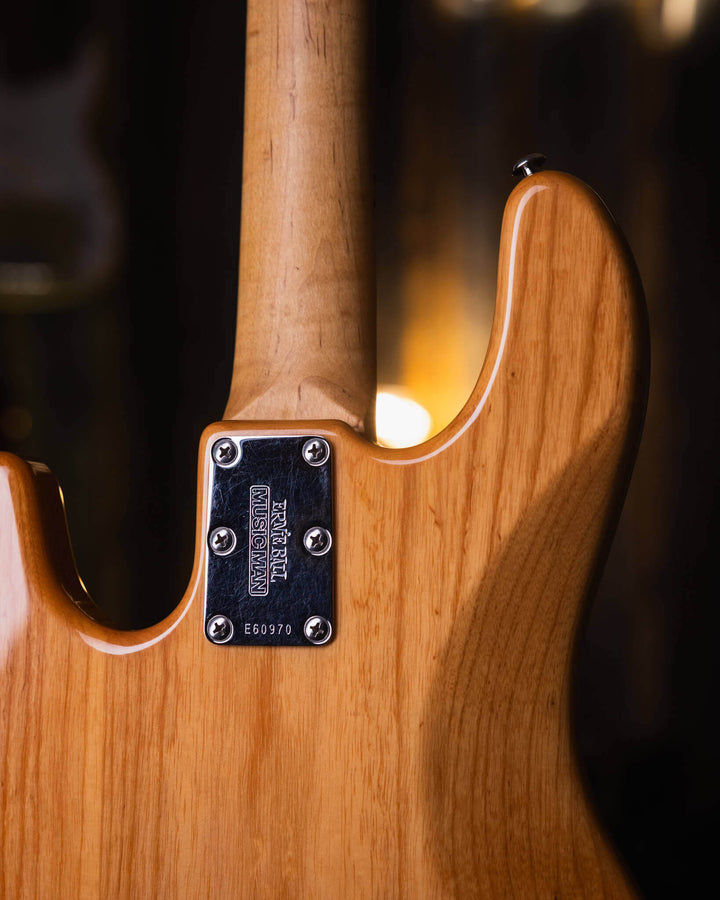 Musicman Stringray 4 Natural 2007 - Bajo Eléctrico | Cuerpo • Modelo: Stingray Classic• Madera: Ash• Terminación: Natural, Gloss Brazo • Madera: Maple• Perfil: “C”• Terminación: Satin • Espaciado: 19 mm• Escala: 34” • Nuez: Hueso Diapasón • Madera: Maple•