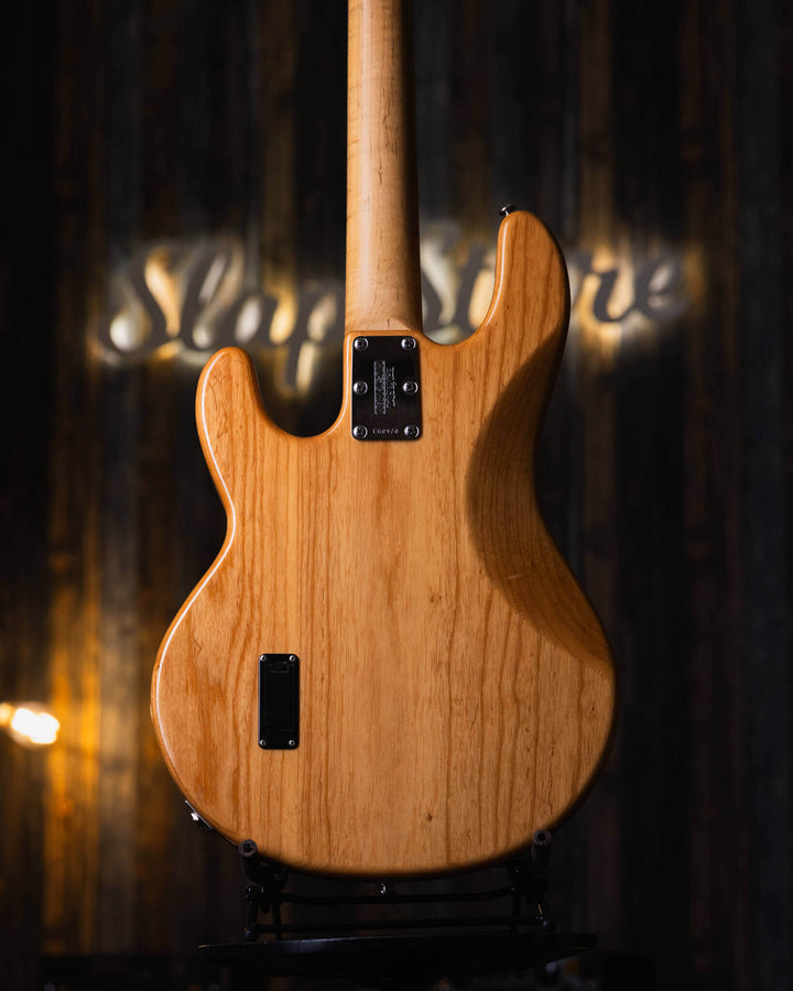 Musicman Stringray 4 Natural 2007 - Bajo Eléctrico | Cuerpo • Modelo: Stingray Classic• Madera: Ash• Terminación: Natural, Gloss Brazo • Madera: Maple• Perfil: “C”• Terminación: Satin • Espaciado: 19 mm• Escala: 34” • Nuez: Hueso Diapasón • Madera: Maple•