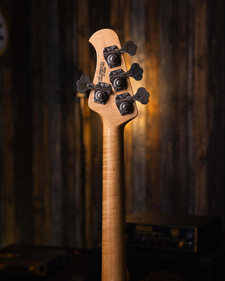 Musicman Stringray 4 Natural 2007 - Bajo Eléctrico | Cuerpo • Modelo: Stingray Classic• Madera: Ash• Terminación: Natural, Gloss Brazo • Madera: Maple• Perfil: “C”• Terminación: Satin • Espaciado: 19 mm• Escala: 34” • Nuez: Hueso Diapasón • Madera: Maple•