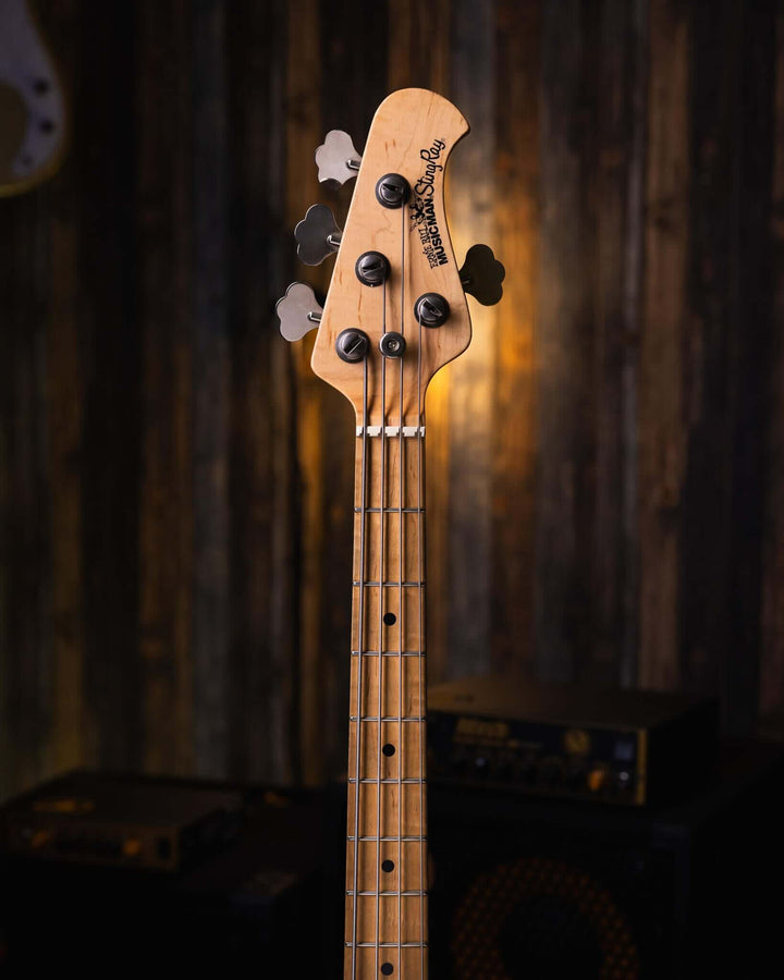 Musicman Stringray 4 Natural 2007 - Bajo Eléctrico | Cuerpo • Modelo: Stingray Classic• Madera: Ash• Terminación: Natural, Gloss Brazo • Madera: Maple• Perfil: “C”• Terminación: Satin • Espaciado: 19 mm• Escala: 34” • Nuez: Hueso Diapasón • Madera: Maple•