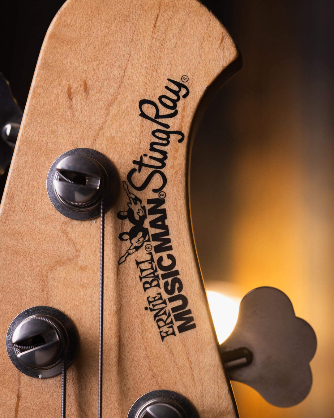 Musicman Stringray 4 Natural 2007 - Bajo Eléctrico | Cuerpo • Modelo: Stingray Classic• Madera: Ash• Terminación: Natural, Gloss Brazo • Madera: Maple• Perfil: “C”• Terminación: Satin • Espaciado: 19 mm• Escala: 34” • Nuez: Hueso Diapasón • Madera: Maple•