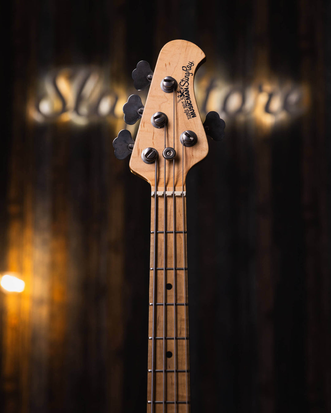Musicman Stringray 4 Natural 2007 - Bajo Eléctrico | Cuerpo • Modelo: Stingray Classic• Madera: Ash• Terminación: Natural, Gloss Brazo • Madera: Maple• Perfil: “C”• Terminación: Satin • Espaciado: 19 mm• Escala: 34” • Nuez: Hueso Diapasón • Madera: Maple•