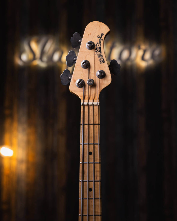 Musicman Stringray 4 Natural 2007 - Bajo Eléctrico | Cuerpo • Modelo: Stingray Classic• Madera: Ash• Terminación: Natural, Gloss Brazo • Madera: Maple• Perfil: “C”• Terminación: Satin • Espaciado: 19 mm• Escala: 34” • Nuez: Hueso Diapasón • Madera: Maple•