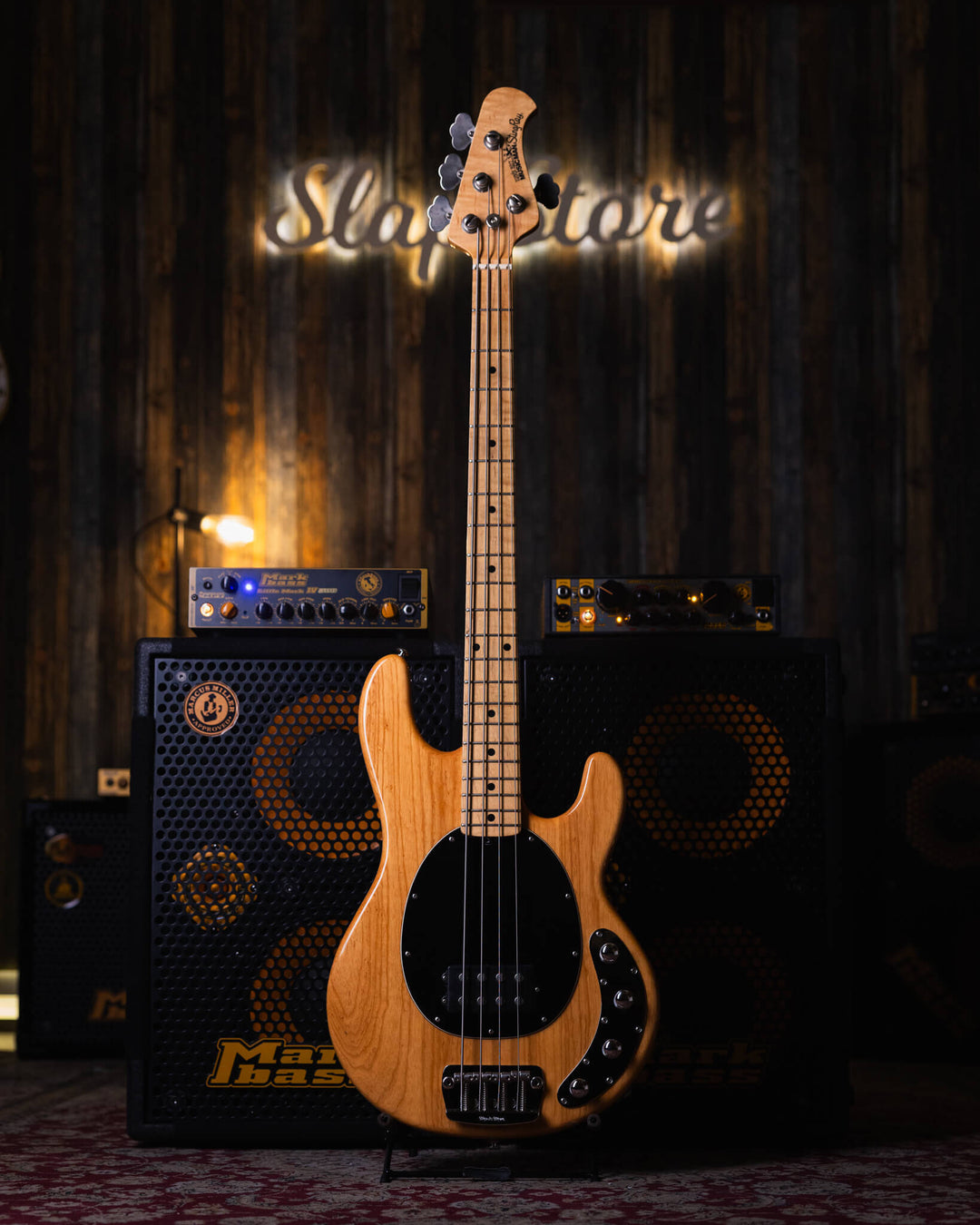 Musicman Stringray 4 Natural 2007 - Bajo Eléctrico | Cuerpo • Modelo: Stingray Classic• Madera: Ash• Terminación: Natural, Gloss Brazo • Madera: Maple• Perfil: “C”• Terminación: Satin • Espaciado: 19 mm• Escala: 34” • Nuez: Hueso Diapasón • Madera: Maple•