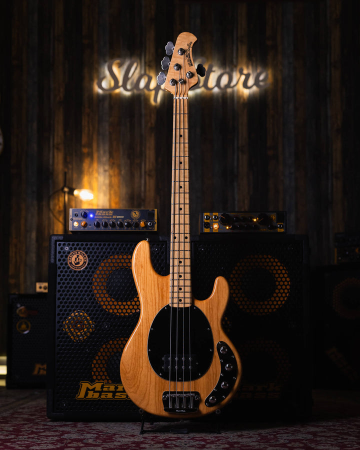 Musicman Stringray 4 Natural 2007 - Bajo Eléctrico | Cuerpo • Modelo: Stingray Classic• Madera: Ash• Terminación: Natural, Gloss Brazo • Madera: Maple• Perfil: “C”• Terminación: Satin • Espaciado: 19 mm• Escala: 34” • Nuez: Hueso Diapasón • Madera: Maple•