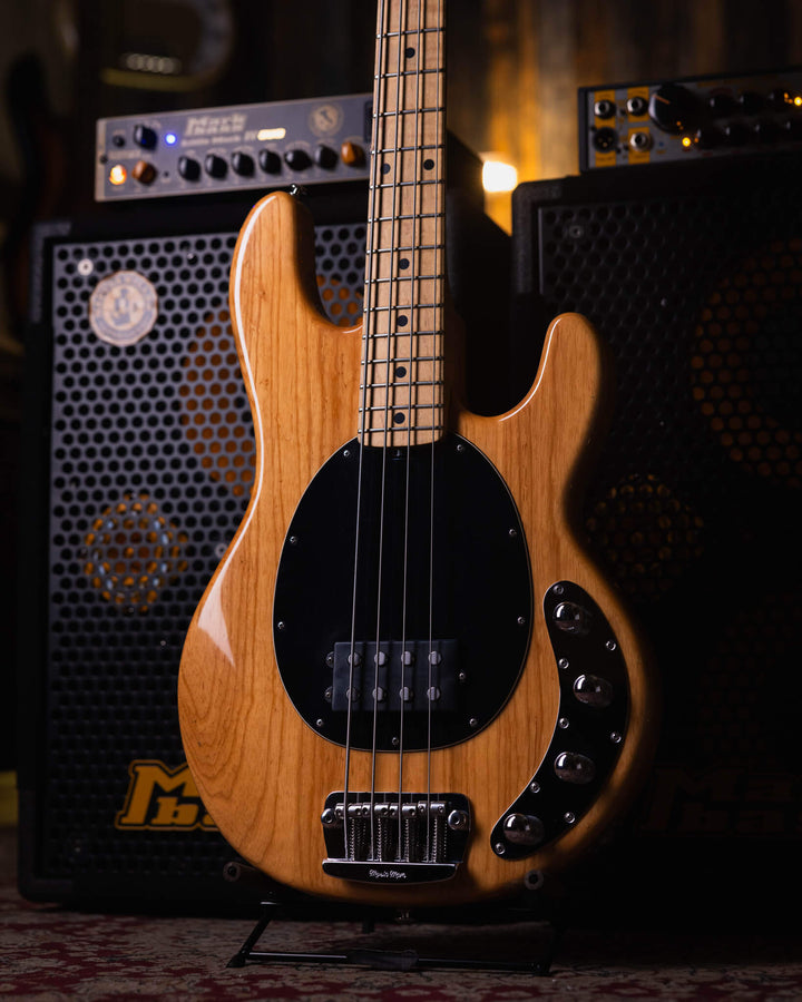 Musicman Stringray 4 Natural 2007 - Bajo Eléctrico | Cuerpo • Modelo: Stingray Classic• Madera: Ash• Terminación: Natural, Gloss Brazo • Madera: Maple• Perfil: “C”• Terminación: Satin • Espaciado: 19 mm• Escala: 34” • Nuez: Hueso Diapasón • Madera: Maple•