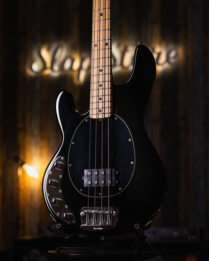 Musicman Stringray 4 Black Left Hand 2007 - Bajo Eléctrico | Cuerpo • Modelo: Stingray Classic• Madera: Ash• Terminación: Gloss Brazo • Madera: Maple• Perfil: “C”• Terminación: Satin • Espaciado: 19 mm• Escala: 34” • Nuez: Hueso Diapasón • Madera: Maple•