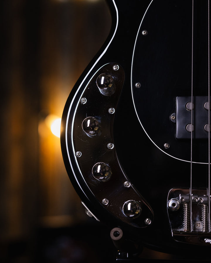 Musicman Stringray 4 Black Left Hand 2007 - Bajo Eléctrico | Cuerpo • Modelo: Stingray Classic• Madera: Ash• Terminación: Gloss Brazo • Madera: Maple• Perfil: “C”• Terminación: Satin • Espaciado: 19 mm• Escala: 34” • Nuez: Hueso Diapasón • Madera: Maple•