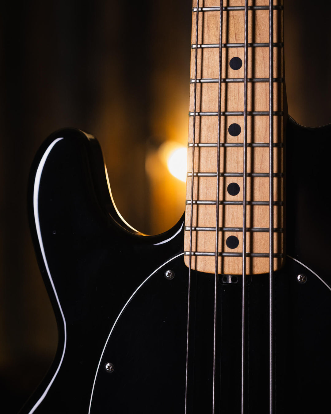 Musicman Stringray 4 Black Left Hand 2007 - Bajo Eléctrico | Cuerpo • Modelo: Stingray Classic• Madera: Ash• Terminación: Gloss Brazo • Madera: Maple• Perfil: “C”• Terminación: Satin • Espaciado: 19 mm• Escala: 34” • Nuez: Hueso Diapasón • Madera: Maple•