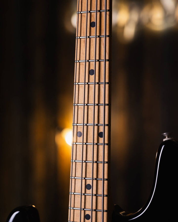 Musicman Stringray 4 Black Left Hand 2007 - Bajo Eléctrico | Cuerpo • Modelo: Stingray Classic• Madera: Ash• Terminación: Gloss Brazo • Madera: Maple• Perfil: “C”• Terminación: Satin • Espaciado: 19 mm• Escala: 34” • Nuez: Hueso Diapasón • Madera: Maple•