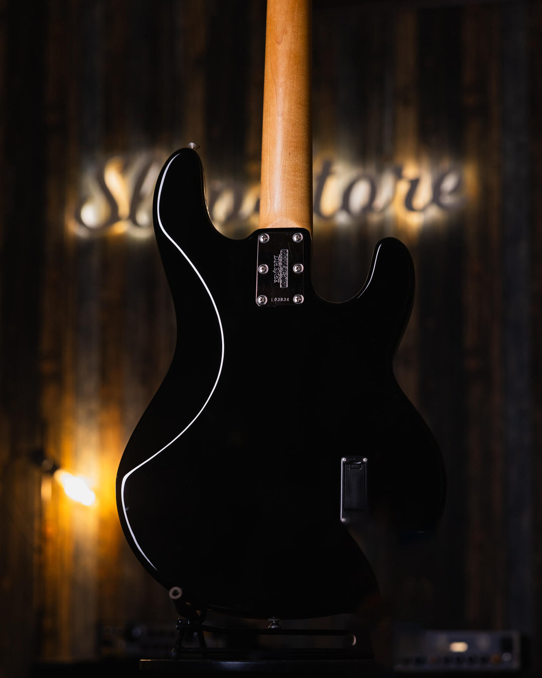 Musicman Stringray 4 Black Left Hand 2007 - Bajo Eléctrico | Cuerpo • Modelo: Stingray Classic• Madera: Ash• Terminación: Gloss Brazo • Madera: Maple• Perfil: “C”• Terminación: Satin • Espaciado: 19 mm• Escala: 34” • Nuez: Hueso Diapasón • Madera: Maple•