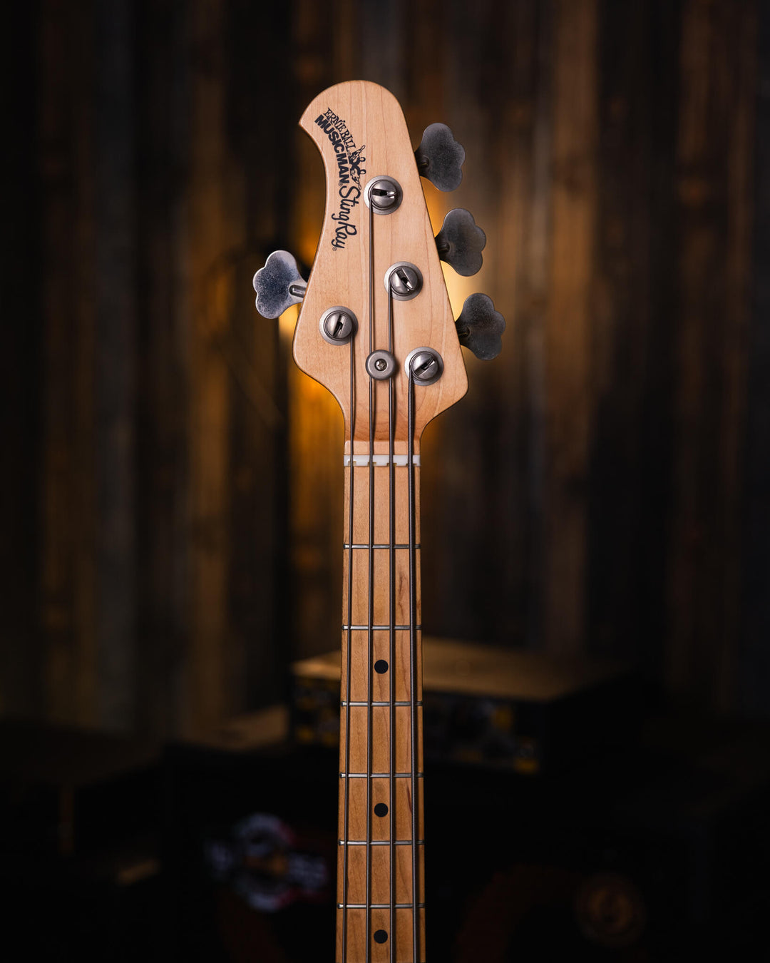 Musicman Stringray 4 Black Left Hand 2007 - Bajo Eléctrico | Cuerpo • Modelo: Stingray Classic• Madera: Ash• Terminación: Gloss Brazo • Madera: Maple• Perfil: “C”• Terminación: Satin • Espaciado: 19 mm• Escala: 34” • Nuez: Hueso Diapasón • Madera: Maple•