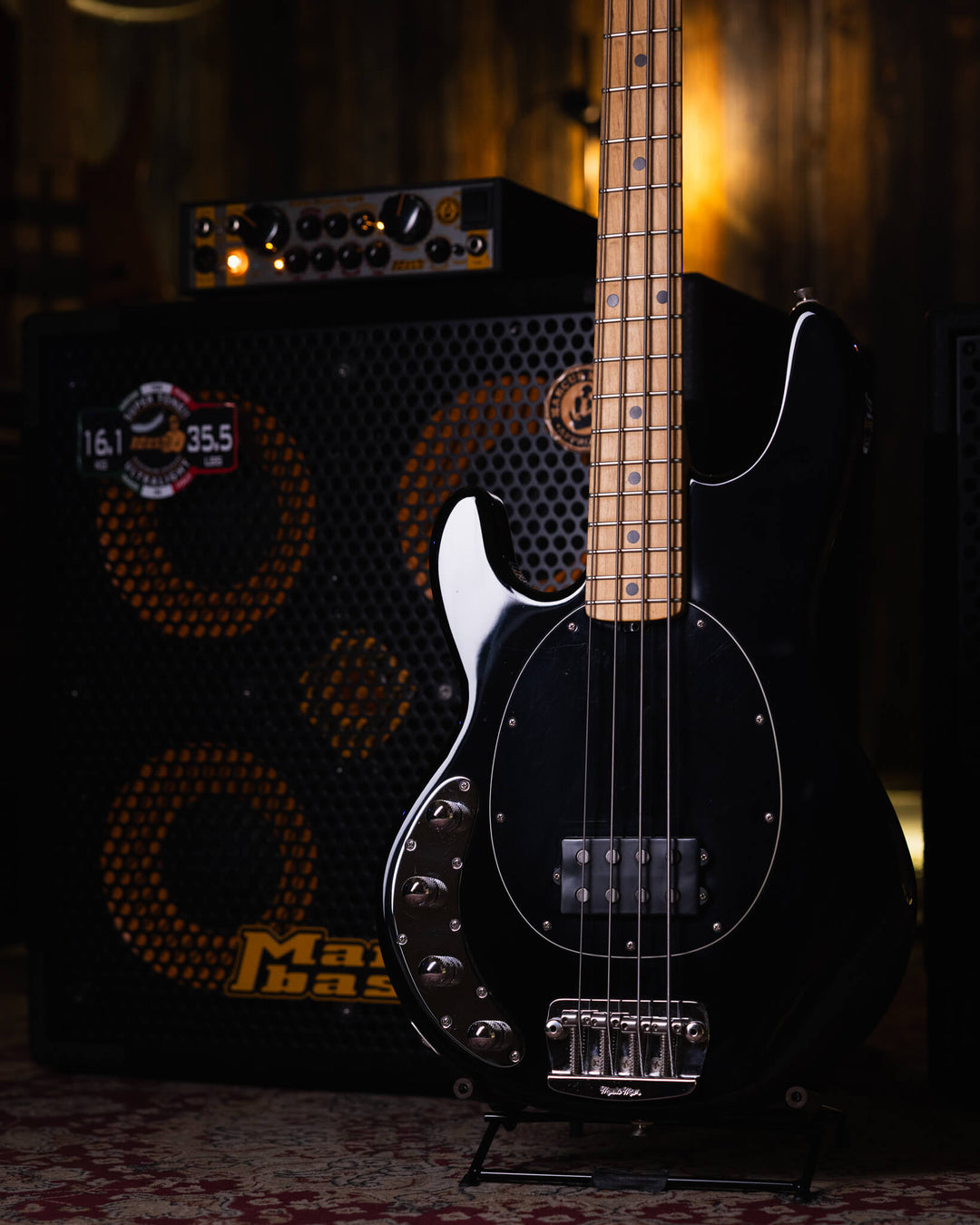 Musicman Stringray 4 Black Left Hand 2007 - Bajo Eléctrico | Cuerpo • Modelo: Stingray Classic• Madera: Ash• Terminación: Gloss Brazo • Madera: Maple• Perfil: “C”• Terminación: Satin • Espaciado: 19 mm• Escala: 34” • Nuez: Hueso Diapasón • Madera: Maple•