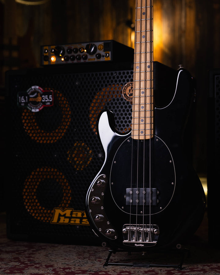 Musicman Stringray 4 Black Left Hand 2007 - Bajo Eléctrico | Cuerpo • Modelo: Stingray Classic• Madera: Ash• Terminación: Gloss Brazo • Madera: Maple• Perfil: “C”• Terminación: Satin • Espaciado: 19 mm• Escala: 34” • Nuez: Hueso Diapasón • Madera: Maple•