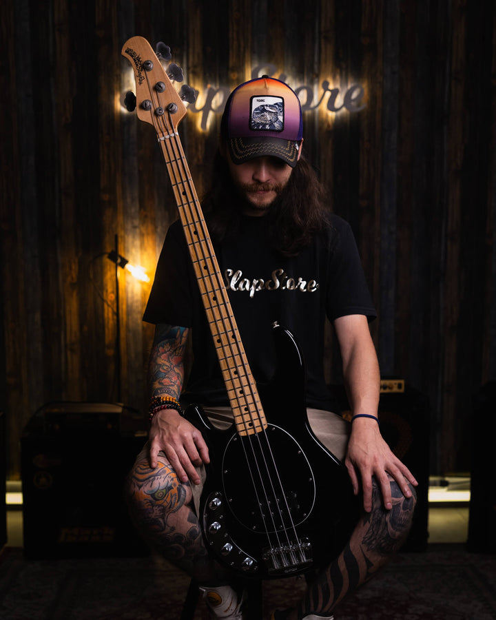 Musicman Stringray 4 Black Left Hand 2007 - Bajo Eléctrico | Cuerpo • Modelo: Stingray Classic• Madera: Ash• Terminación: Gloss Brazo • Madera: Maple• Perfil: “C”• Terminación: Satin • Espaciado: 19 mm• Escala: 34” • Nuez: Hueso Diapasón • Madera: Maple•