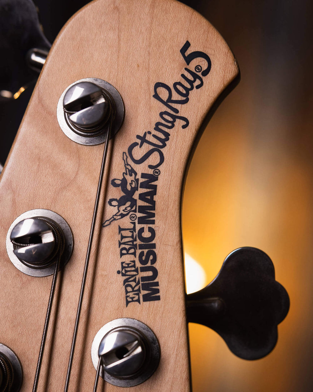 Musicman Stingray 5 Translucent Purple 2001 - Bajo Eléctrico | Cuerpo • Modelo: Stingray5 H• Madera: Ash• Terminación: Translucent Purple, Gloss Brazo • Madera: Maple• Perfil: “C”• Terminación: Satin • Espaciado: 19 mm• Escala: 34” • Nuez: Hueso Diapasón