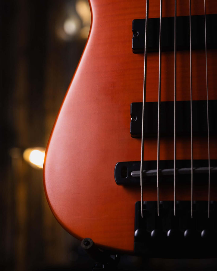 NS Design CR5 Radius Amber w/ Electric Piezo 2014 - Bajo Eléctrico | Meticulosamente elaborado en República Checa, el CR5 Radius Bass incorpora una amplia experiencia, la visión y la brillantez del diseño que sólo Ned Steinberger puede aportar a la creaci