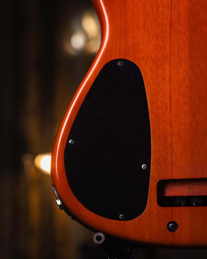 NS Design CR5 Radius Amber w/ Electric Piezo 2014 - Bajo Eléctrico | Meticulosamente elaborado en República Checa, el CR5 Radius Bass incorpora una amplia experiencia, la visión y la brillantez del diseño que sólo Ned Steinberger puede aportar a la creaci