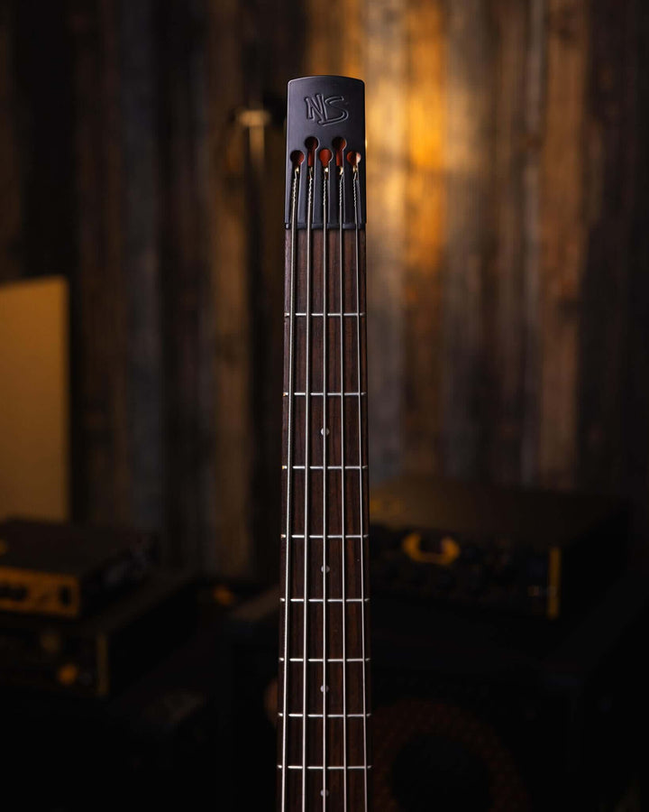 NS Design CR5 Radius Amber w/ Electric Piezo 2014 - Bajo Eléctrico | Meticulosamente elaborado en República Checa, el CR5 Radius Bass incorpora una amplia experiencia, la visión y la brillantez del diseño que sólo Ned Steinberger puede aportar a la creaci