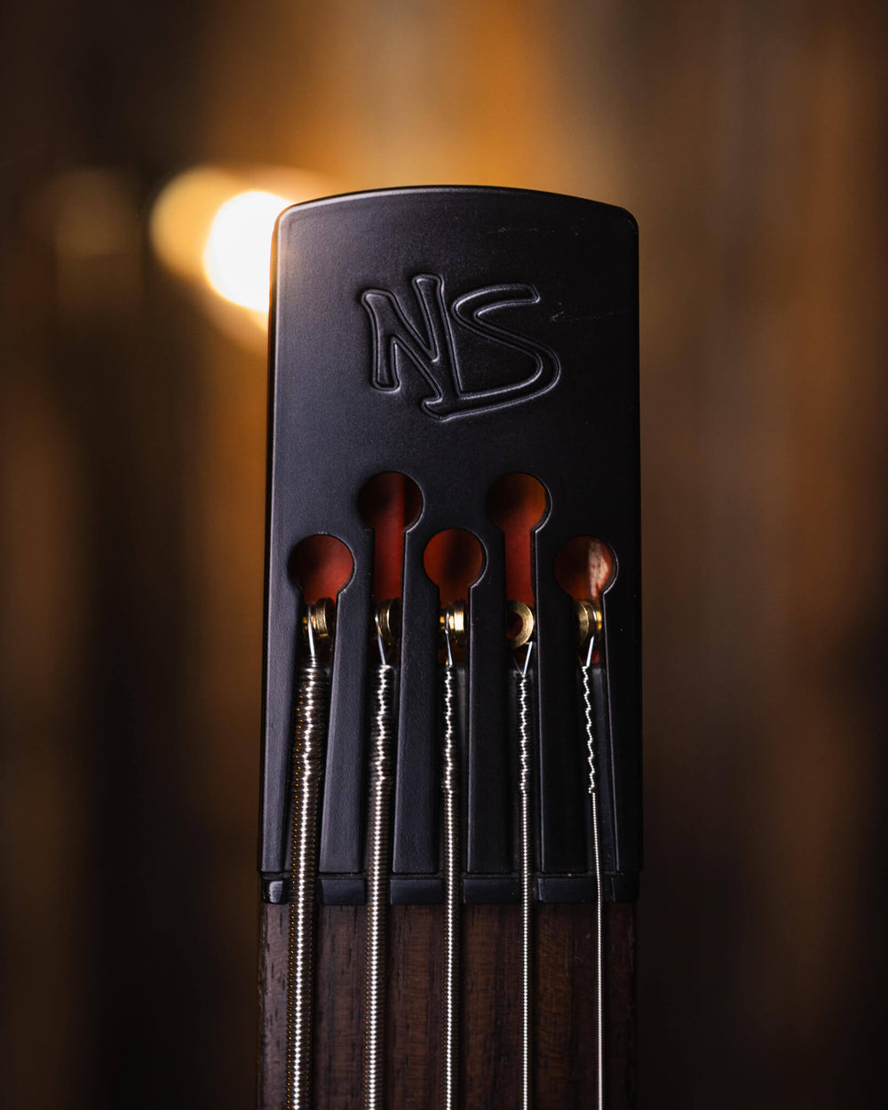 NS Design CR5 Radius Amber w/ Electric Piezo 2014 - Bajo Eléctrico | Meticulosamente elaborado en República Checa, el CR5 Radius Bass incorpora una amplia experiencia, la visión y la brillantez del diseño que sólo Ned Steinberger puede aportar a la creaci