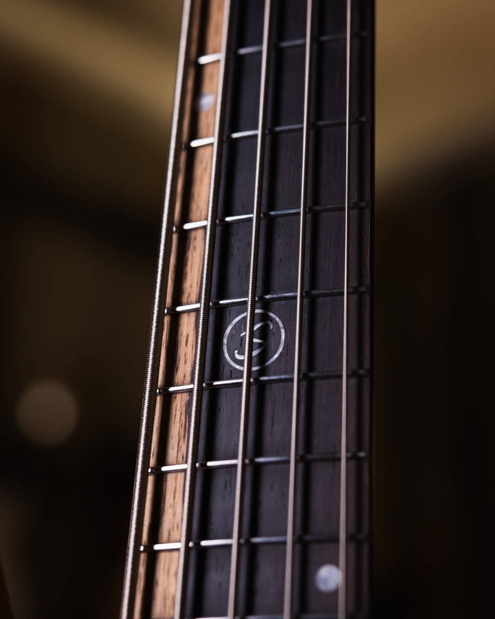 S. Martyn Blaze 5 Guajuvira NAMM Show 2025 - Bajo Eléctrico | Cuerpo • Modelo: Blaze• Madera: Cedro• Terminación: Matte Brazo • Madera: Peroba Rosa • Perfil: "C"• Terminación: Matte• Espaciado: 16,5 mm• Escala: 30"• Nuez: Graphtech Black TUSQ Diapasón • M
