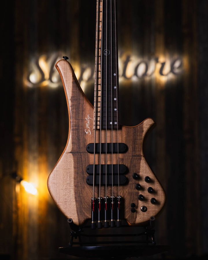 S. Martyn Blaze 5 Guajuvira NAMM Show 2025 - Bajo Eléctrico | Cuerpo • Modelo: Blaze• Madera: Cedro• Terminación: Matte Brazo • Madera: Peroba Rosa • Perfil: "C"• Terminación: Matte• Espaciado: 16,5 mm• Escala: 30"• Nuez: Graphtech Black TUSQ Diapasón • M