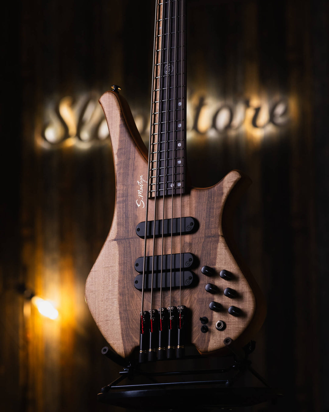 S. Martyn Blaze 5 Guajuvira NAMM Show 2025 - Bajo Eléctrico | Cuerpo • Modelo: Blaze• Madera: Cedro• Terminación: Matte Brazo • Madera: Peroba Rosa • Perfil: "C"• Terminación: Matte• Espaciado: 16,5 mm• Escala: 30"• Nuez: Graphtech Black TUSQ Diapasón • M