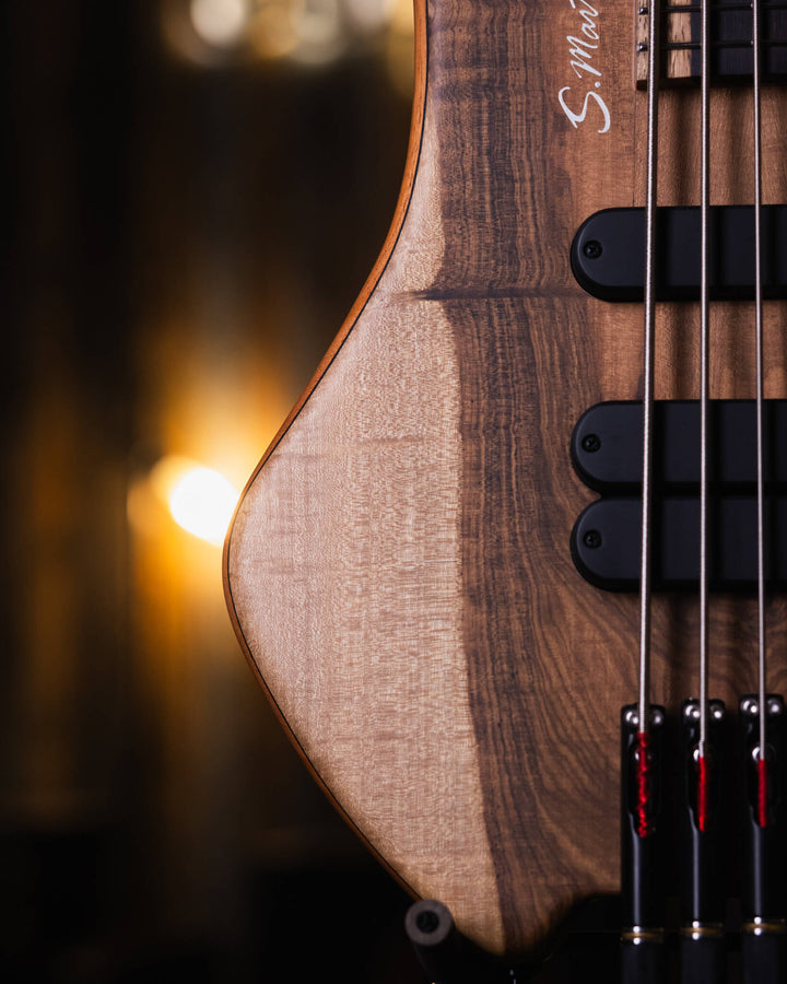 S. Martyn Blaze 5 Guajuvira NAMM Show 2025 - Bajo Eléctrico | Cuerpo • Modelo: Blaze• Madera: Cedro• Terminación: Matte Brazo • Madera: Peroba Rosa • Perfil: "C"• Terminación: Matte• Espaciado: 16,5 mm• Escala: 30"• Nuez: Graphtech Black TUSQ Diapasón • M