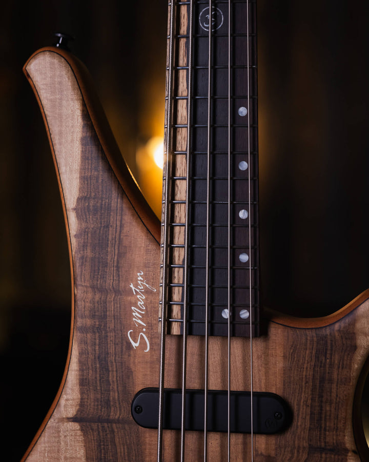 S. Martyn Blaze 5 Guajuvira NAMM Show 2025 - Bajo Eléctrico | Cuerpo • Modelo: Blaze• Madera: Cedro• Terminación: Matte Brazo • Madera: Peroba Rosa • Perfil: "C"• Terminación: Matte• Espaciado: 16,5 mm• Escala: 30"• Nuez: Graphtech Black TUSQ Diapasón • M