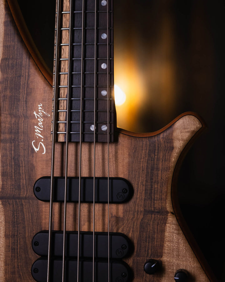 S. Martyn Blaze 5 Guajuvira NAMM Show 2025 - Bajo Eléctrico | Cuerpo • Modelo: Blaze• Madera: Cedro• Terminación: Matte Brazo • Madera: Peroba Rosa • Perfil: "C"• Terminación: Matte• Espaciado: 16,5 mm• Escala: 30"• Nuez: Graphtech Black TUSQ Diapasón • M