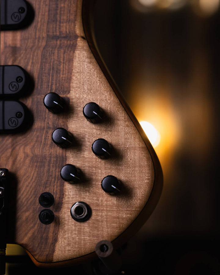 S. Martyn Blaze 5 Guajuvira NAMM Show 2025 - Bajo Eléctrico | Cuerpo • Modelo: Blaze• Madera: Cedro• Terminación: Matte Brazo • Madera: Peroba Rosa • Perfil: "C"• Terminación: Matte• Espaciado: 16,5 mm• Escala: 30"• Nuez: Graphtech Black TUSQ Diapasón • M