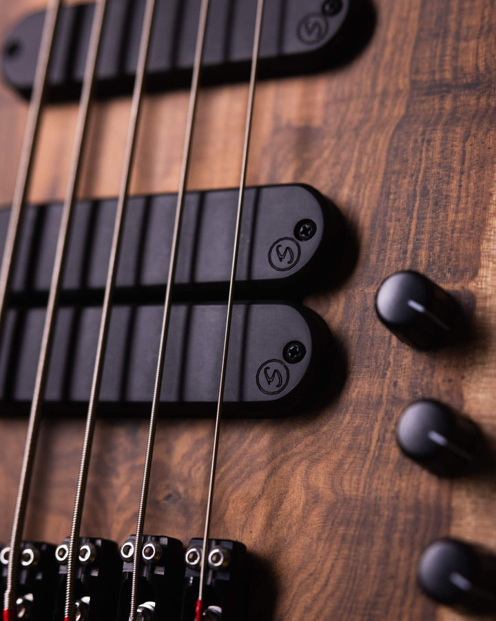 S. Martyn Blaze 5 Guajuvira NAMM Show 2025 - Bajo Eléctrico | Cuerpo • Modelo: Blaze• Madera: Cedro• Terminación: Matte Brazo • Madera: Peroba Rosa • Perfil: "C"• Terminación: Matte• Espaciado: 16,5 mm• Escala: 30"• Nuez: Graphtech Black TUSQ Diapasón • M