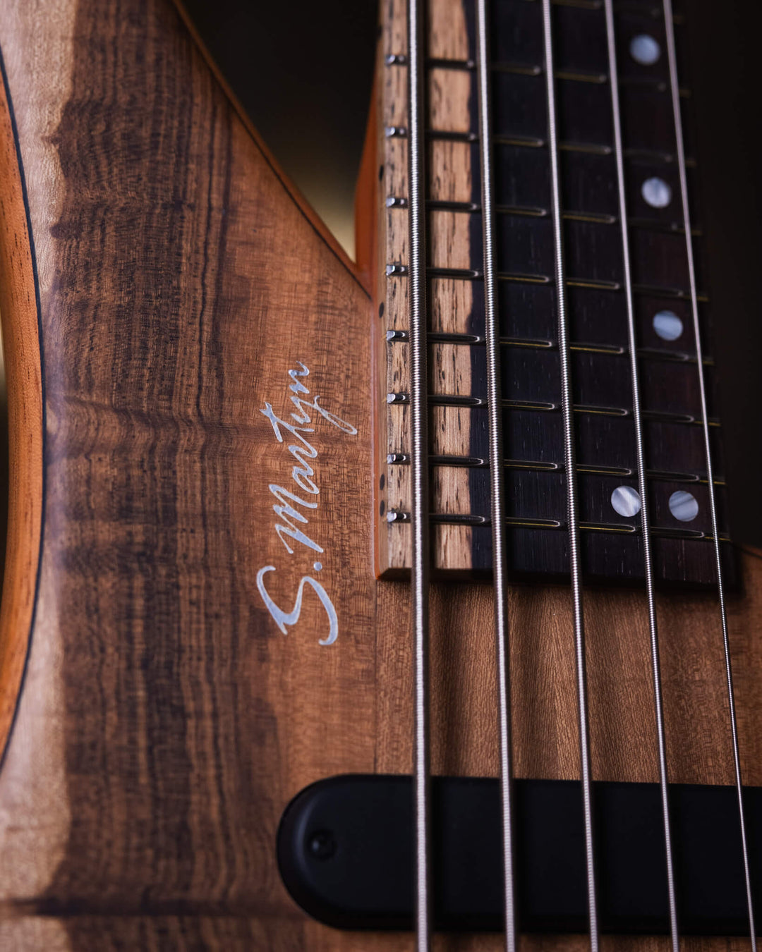 S. Martyn Blaze 5 Guajuvira NAMM Show 2025 - Bajo Eléctrico | Cuerpo • Modelo: Blaze• Madera: Cedro• Terminación: Matte Brazo • Madera: Peroba Rosa • Perfil: "C"• Terminación: Matte• Espaciado: 16,5 mm• Escala: 30"• Nuez: Graphtech Black TUSQ Diapasón • M