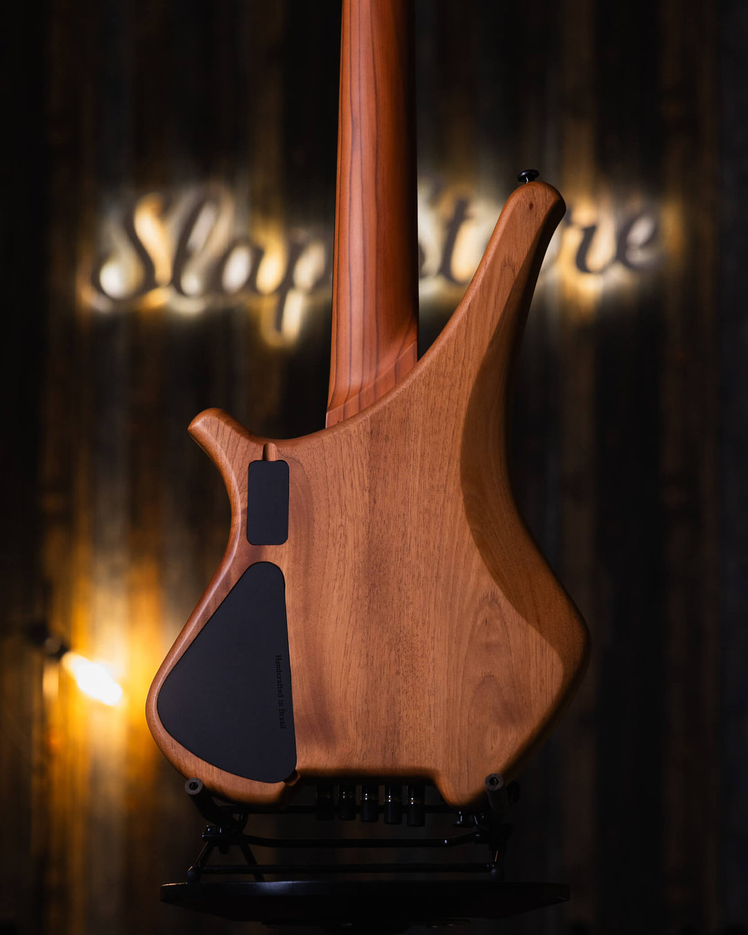 S. Martyn Blaze 5 Guajuvira NAMM Show 2025 - Bajo Eléctrico | Cuerpo • Modelo: Blaze• Madera: Cedro• Terminación: Matte Brazo • Madera: Peroba Rosa • Perfil: "C"• Terminación: Matte• Espaciado: 16,5 mm• Escala: 30"• Nuez: Graphtech Black TUSQ Diapasón • M