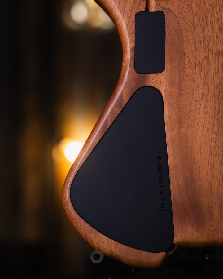 S. Martyn Blaze 5 Guajuvira NAMM Show 2025 - Bajo Eléctrico | Cuerpo • Modelo: Blaze• Madera: Cedro• Terminación: Matte Brazo • Madera: Peroba Rosa • Perfil: "C"• Terminación: Matte• Espaciado: 16,5 mm• Escala: 30"• Nuez: Graphtech Black TUSQ Diapasón • M