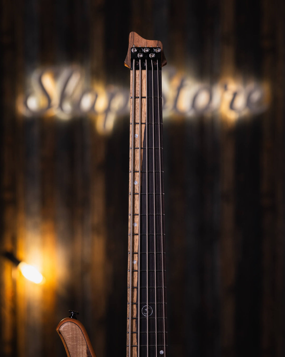 S. Martyn Blaze 5 Guajuvira NAMM Show 2025 - Bajo Eléctrico | Cuerpo • Modelo: Blaze• Madera: Cedro• Terminación: Matte Brazo • Madera: Peroba Rosa • Perfil: "C"• Terminación: Matte• Espaciado: 16,5 mm• Escala: 30"• Nuez: Graphtech Black TUSQ Diapasón • M