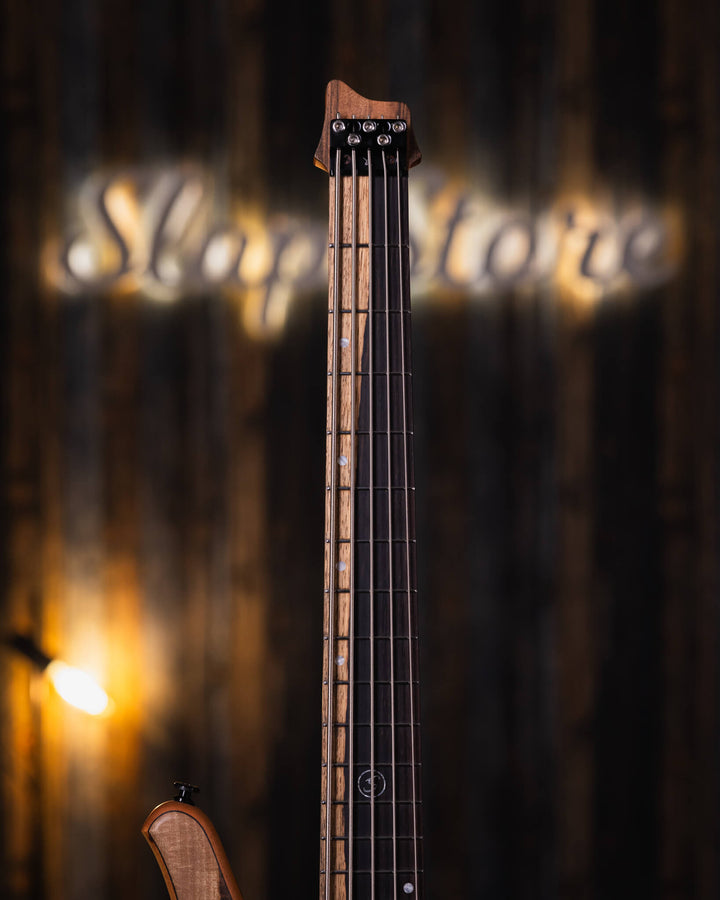 S. Martyn Blaze 5 Guajuvira NAMM Show 2025 - Bajo Eléctrico | Cuerpo • Modelo: Blaze• Madera: Cedro• Terminación: Matte Brazo • Madera: Peroba Rosa • Perfil: "C"• Terminación: Matte• Espaciado: 16,5 mm• Escala: 30"• Nuez: Graphtech Black TUSQ Diapasón • M