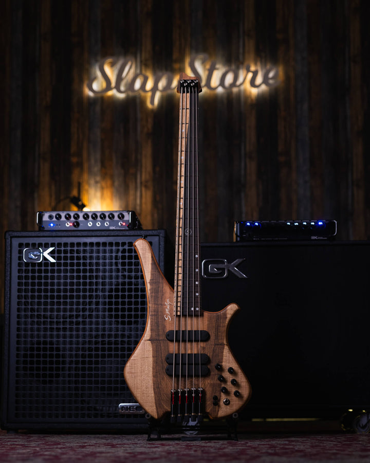 S. Martyn Blaze 5 Guajuvira NAMM Show 2025 - Bajo Eléctrico | Cuerpo • Modelo: Blaze• Madera: Cedro• Terminación: Matte Brazo • Madera: Peroba Rosa • Perfil: "C"• Terminación: Matte• Espaciado: 16,5 mm• Escala: 30"• Nuez: Graphtech Black TUSQ Diapasón • M