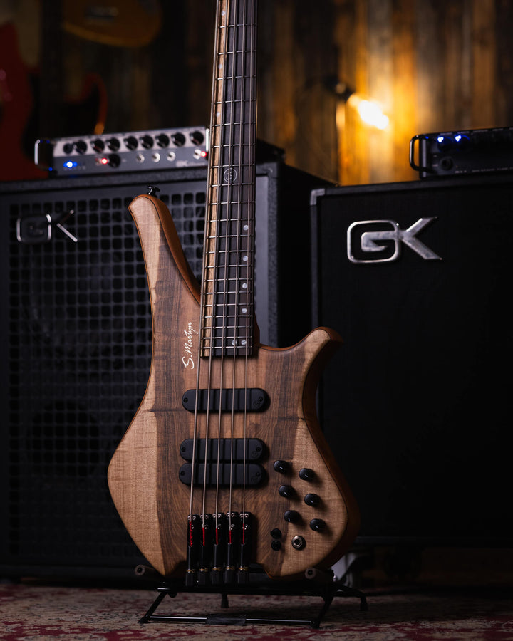 S. Martyn Blaze 5 Guajuvira NAMM Show 2025 - Bajo Eléctrico | Cuerpo • Modelo: Blaze• Madera: Cedro• Terminación: Matte Brazo • Madera: Peroba Rosa • Perfil: "C"• Terminación: Matte• Espaciado: 16,5 mm• Escala: 30"• Nuez: Graphtech Black TUSQ Diapasón • M
