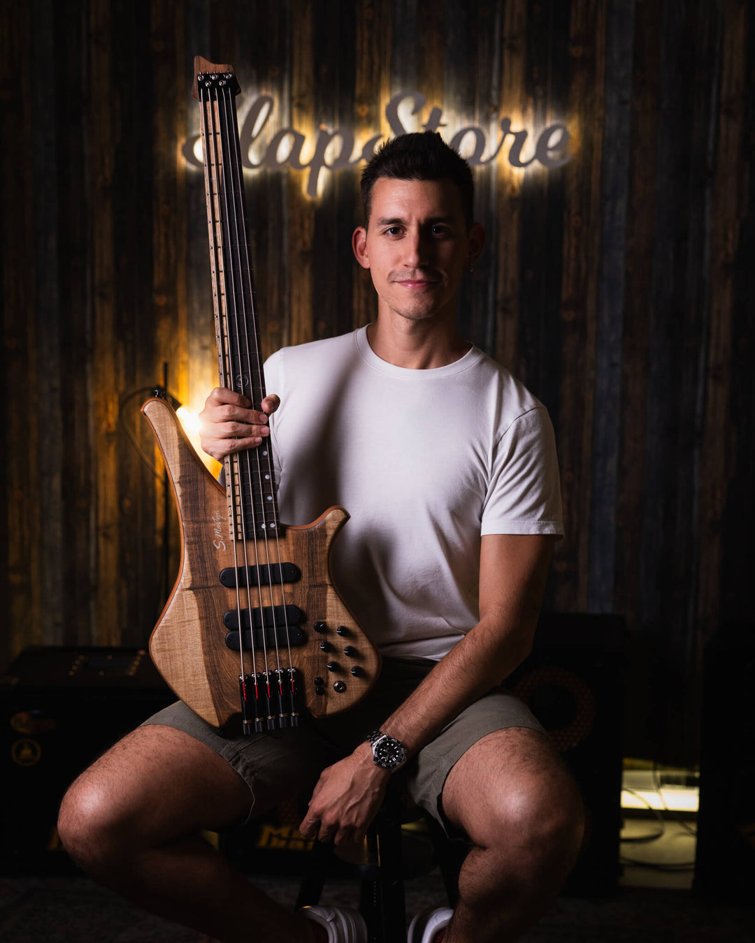 S. Martyn Blaze 5 Guajuvira NAMM Show 2025 - Bajo Eléctrico | Cuerpo • Modelo: Blaze• Madera: Cedro• Terminación: Matte Brazo • Madera: Peroba Rosa • Perfil: "C"• Terminación: Matte• Espaciado: 16,5 mm• Escala: 30"• Nuez: Graphtech Black TUSQ Diapasón • M