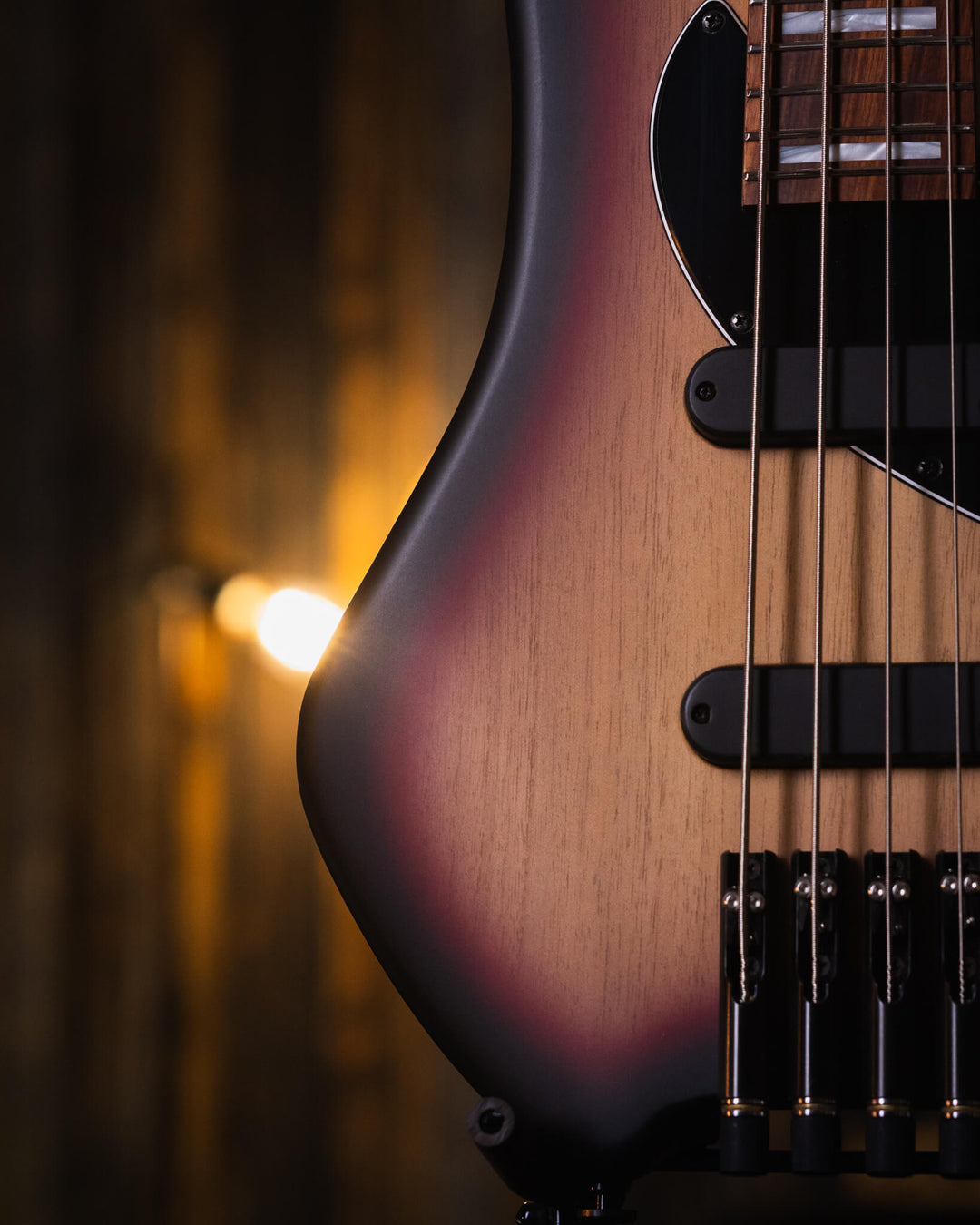 S. Martyn Blaze 4 Single Cut 2025 - Bajo Eléctrico | Cuerpo • Modelo: Blaze• Madera: Paulownia • Terminación: Matte Sunburst Brazo • Madera: Peroba do Campo• Perfil: "C"• Terminación: Matte• Espaciado: 19 mm• Escala: 30"• Nuez: Graphtech Black TUSQ Diapas