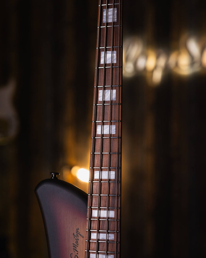 S. Martyn Blaze 4 Single Cut 2025 - Bajo Eléctrico | Cuerpo • Modelo: Blaze• Madera: Paulownia • Terminación: Matte Sunburst Brazo • Madera: Peroba do Campo• Perfil: "C"• Terminación: Matte• Espaciado: 19 mm• Escala: 30"• Nuez: Graphtech Black TUSQ Diapas