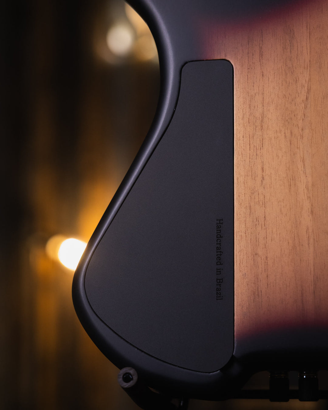 S. Martyn Blaze 4 Single Cut 2025 - Bajo Eléctrico | Cuerpo • Modelo: Blaze• Madera: Paulownia • Terminación: Matte Sunburst Brazo • Madera: Peroba do Campo• Perfil: "C"• Terminación: Matte• Espaciado: 19 mm• Escala: 30"• Nuez: Graphtech Black TUSQ Diapas